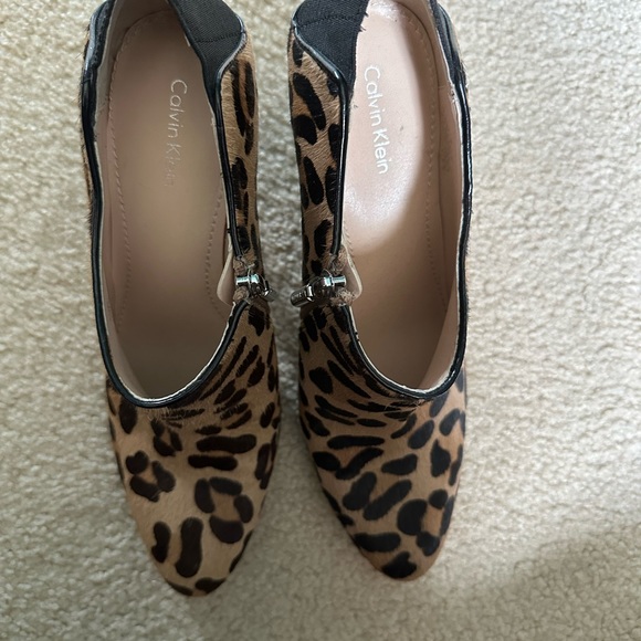 Calvin Klein leopard print booties. Size 8 - Picture 3 of 7